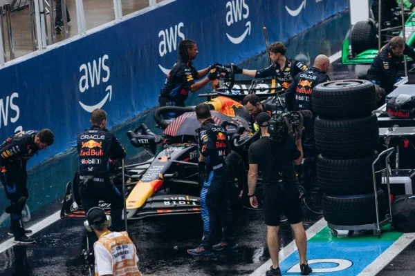 F1拉斯维加斯站夜色对决维斯塔潘冲冠与诺里斯轮胎策略博弈